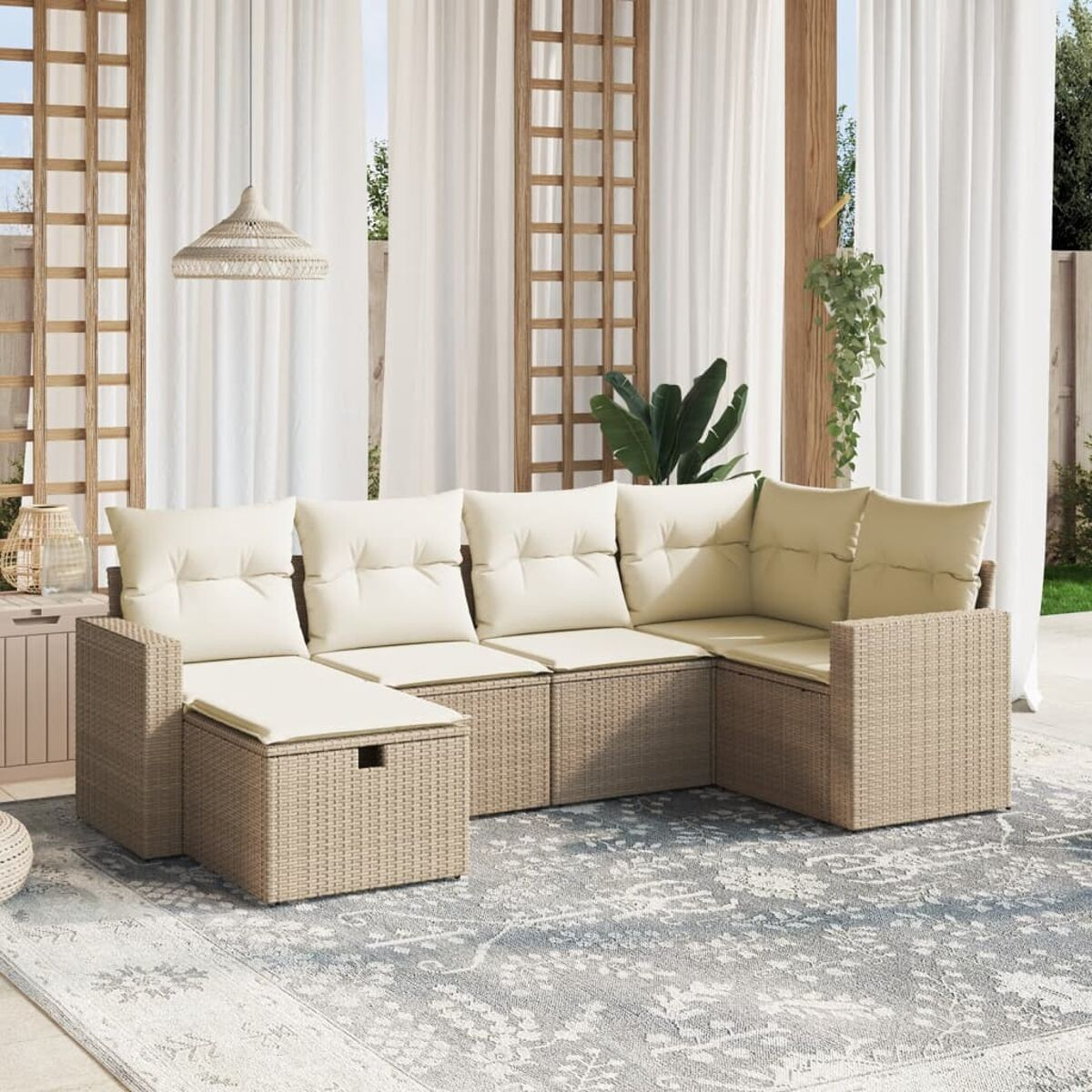 Beiges Outdoor-Sofa aus Korbgeflecht mit beigen Kissen, auf gemustertem Teppich, im Patio.