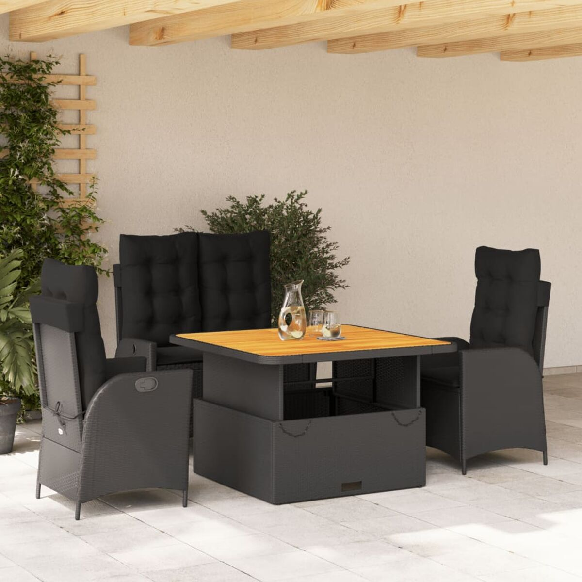 Garten-Set mit schwarzen Kissen, Holztisch und zwei Stühlen, in einer Terrasse.