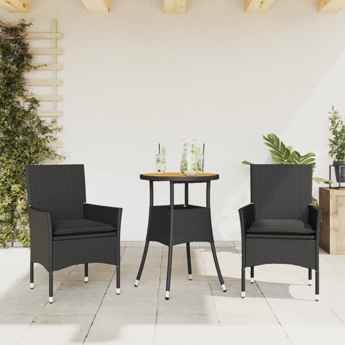 Zwei schwarze gewebte Stühle und ein kleiner Tisch mit Getränken.