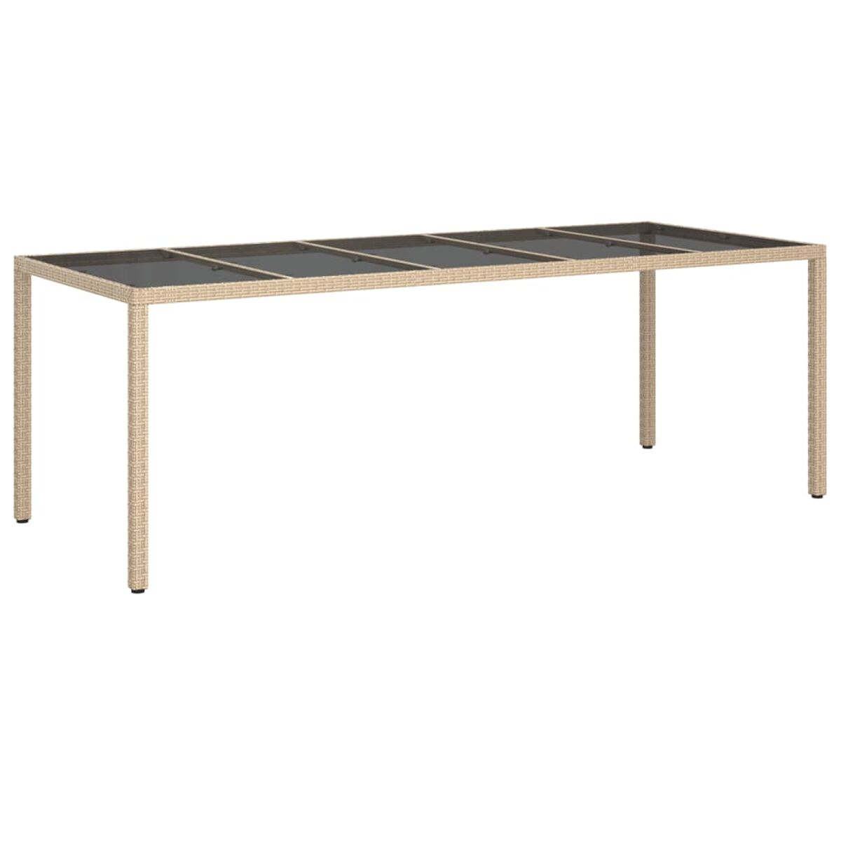 Tisch im Freien mit Glasplatte und Korbgeflechtbeinen. Weißer Hintergrund.