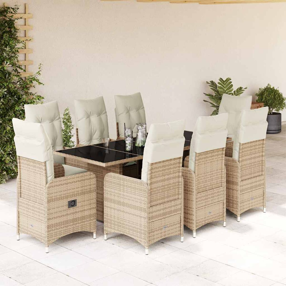 Set da pranzo all'aperto con cuscini color crema, un tavolo e sei sedie su un patio con piante.
