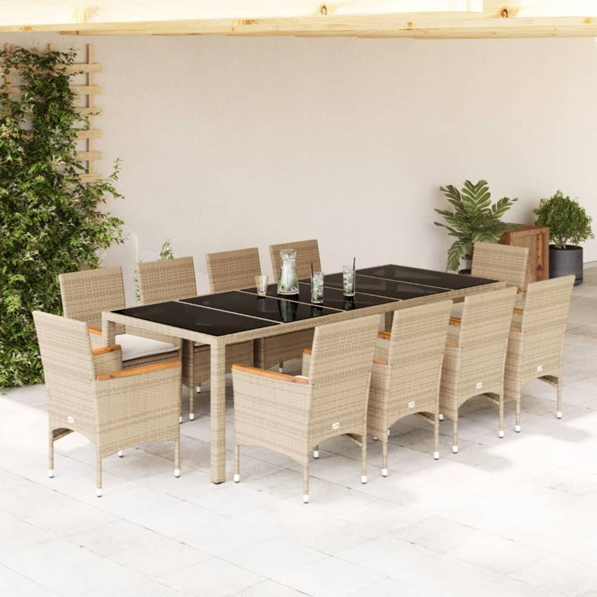 Ein Ess-Set für den Außenbereich mit Tisch und Stühlen auf einer Terrasse mit Holzkonstruktion darüber.