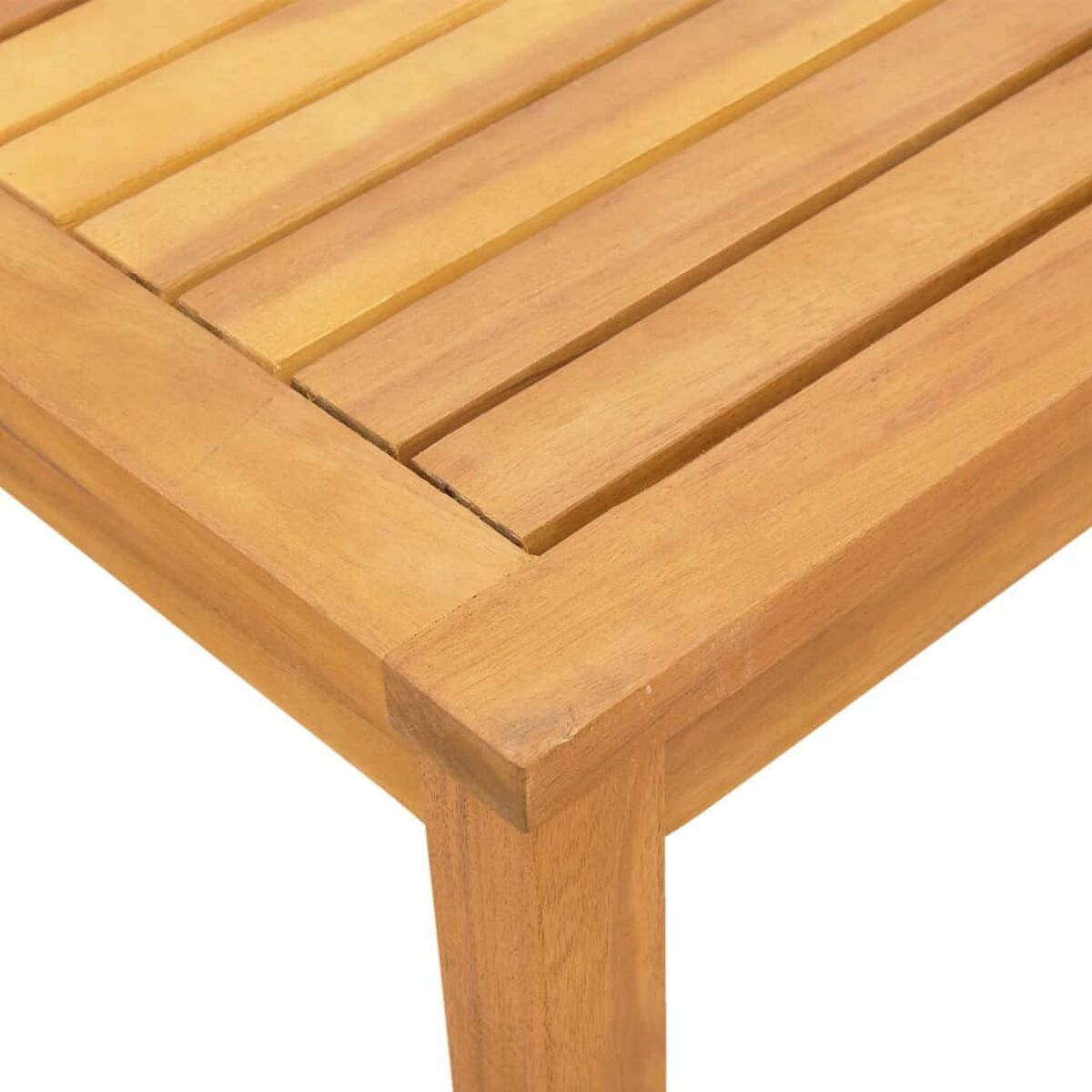 Primo piano di un piano del tavolo in legno. Venatura del legno visibile, con un angolo quadrato.