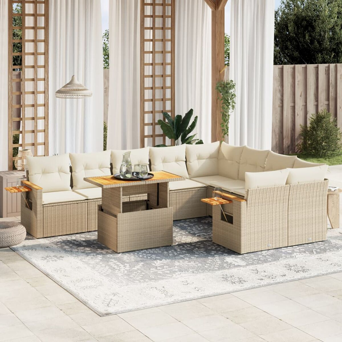 Beiges Outdoor-Ecksofa aus Korbgeflecht mit Aufsatz-Tisch auf Teppich.