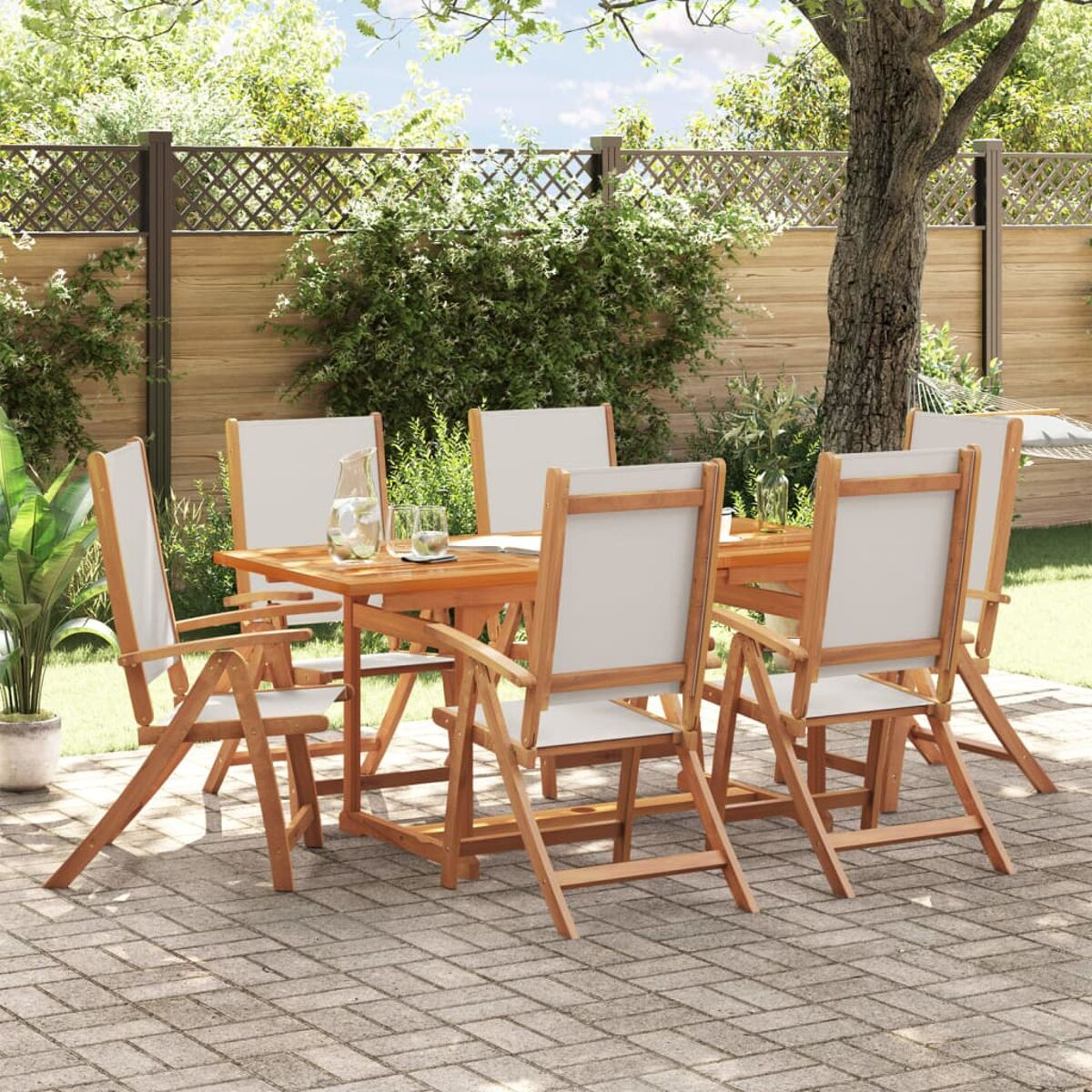 Set da pranzo all'aperto con tavolo in legno e sedie con sedute in tessuto bianco, su un patio in mattoni.
