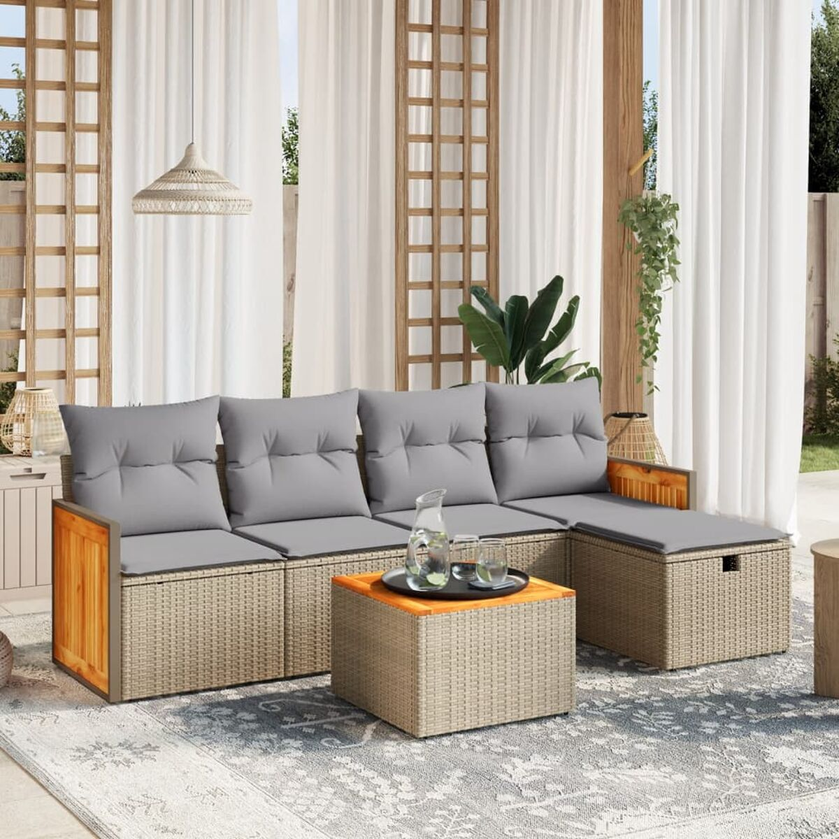 Rattan-Ecksofa für den Außenbereich mit Kissen, einem Tisch und einem Teppich. Vorhänge und Pflanzen im Hintergrund.
