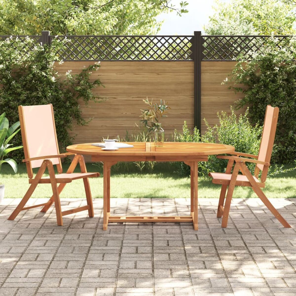 Set da pranzo all'aperto: tavolo in legno e due sedie su un patio pavimentato, con verde.