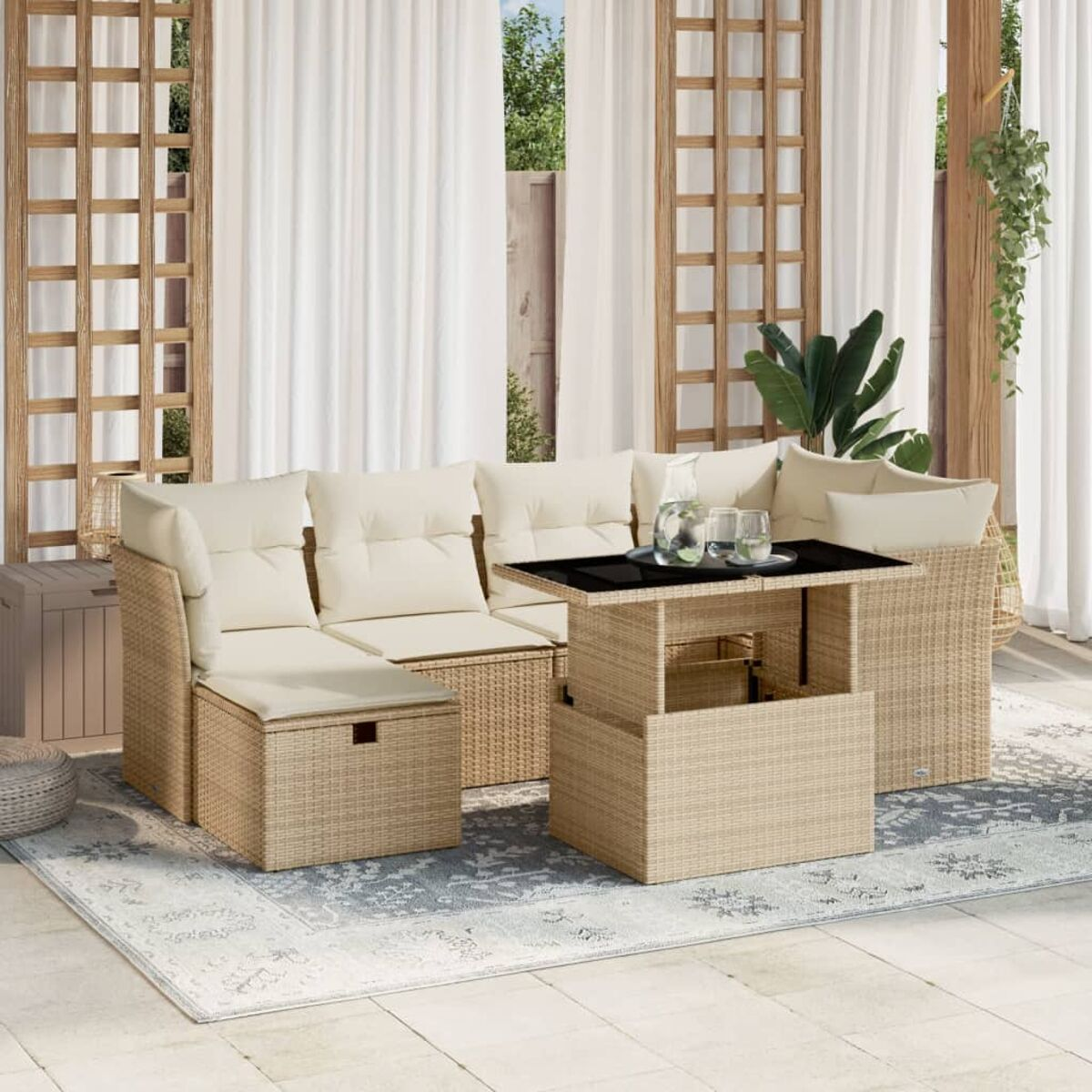 Divano angolare da esterno con cuscini beige e tavolo nero, patio con tappeto e tende.