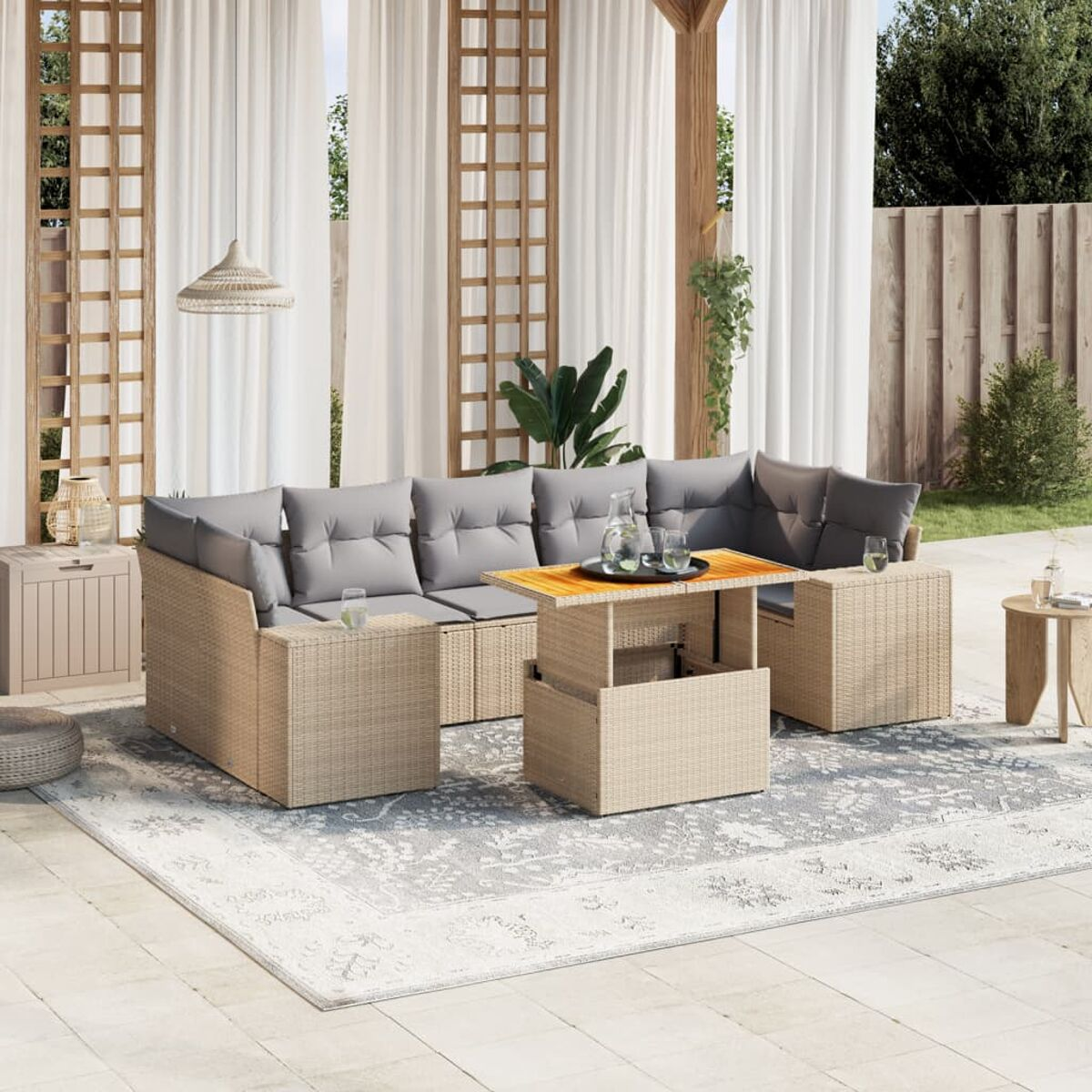 Outdoor-Ecksofa mit grauen Kissen und einem Tisch mit hochklappbarer Platte, auf einem Teppich.