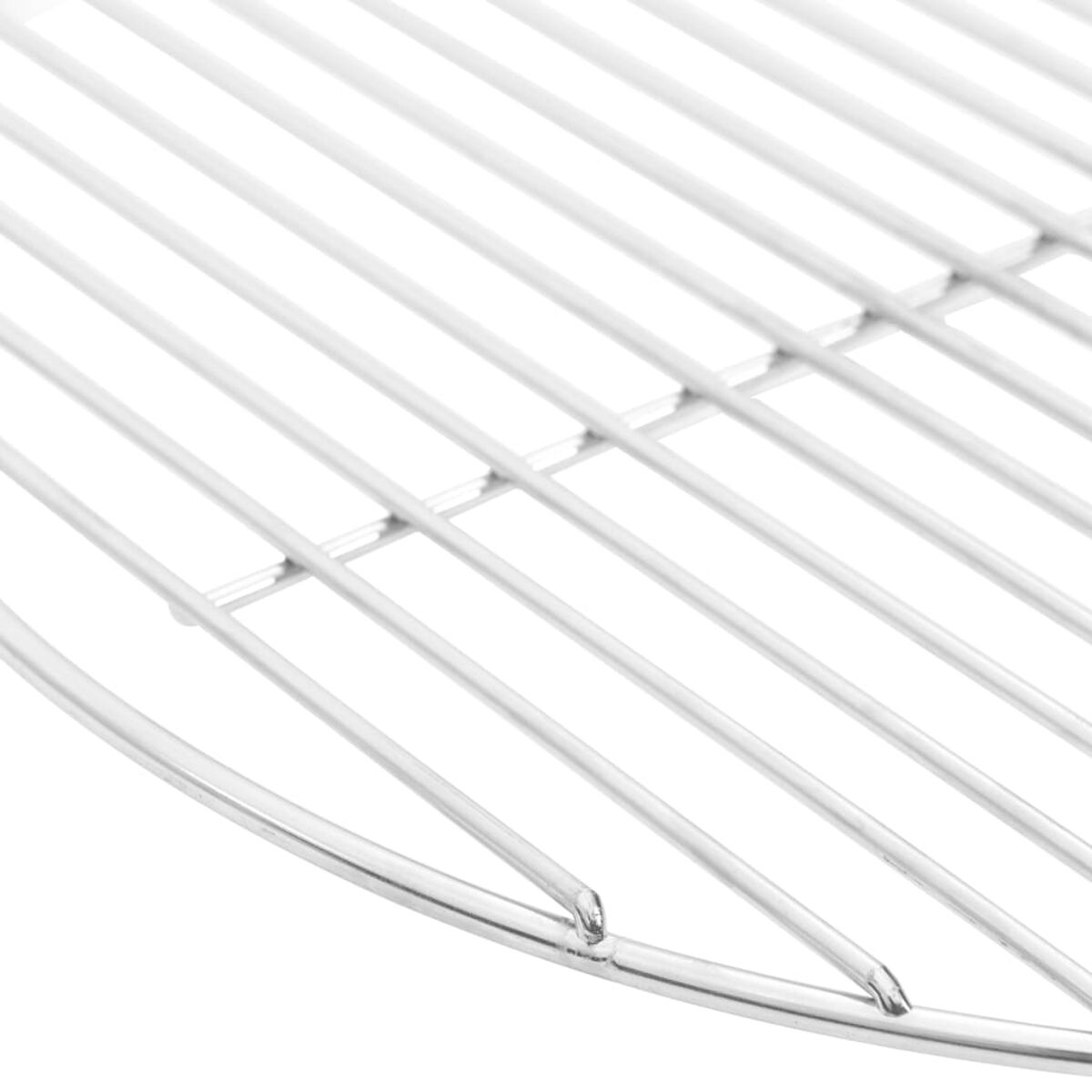 Nahaufnahme eines silbernen Grillrosts. Der Rost besteht aus parallelen Metallstäben. Weißer Hintergrund.