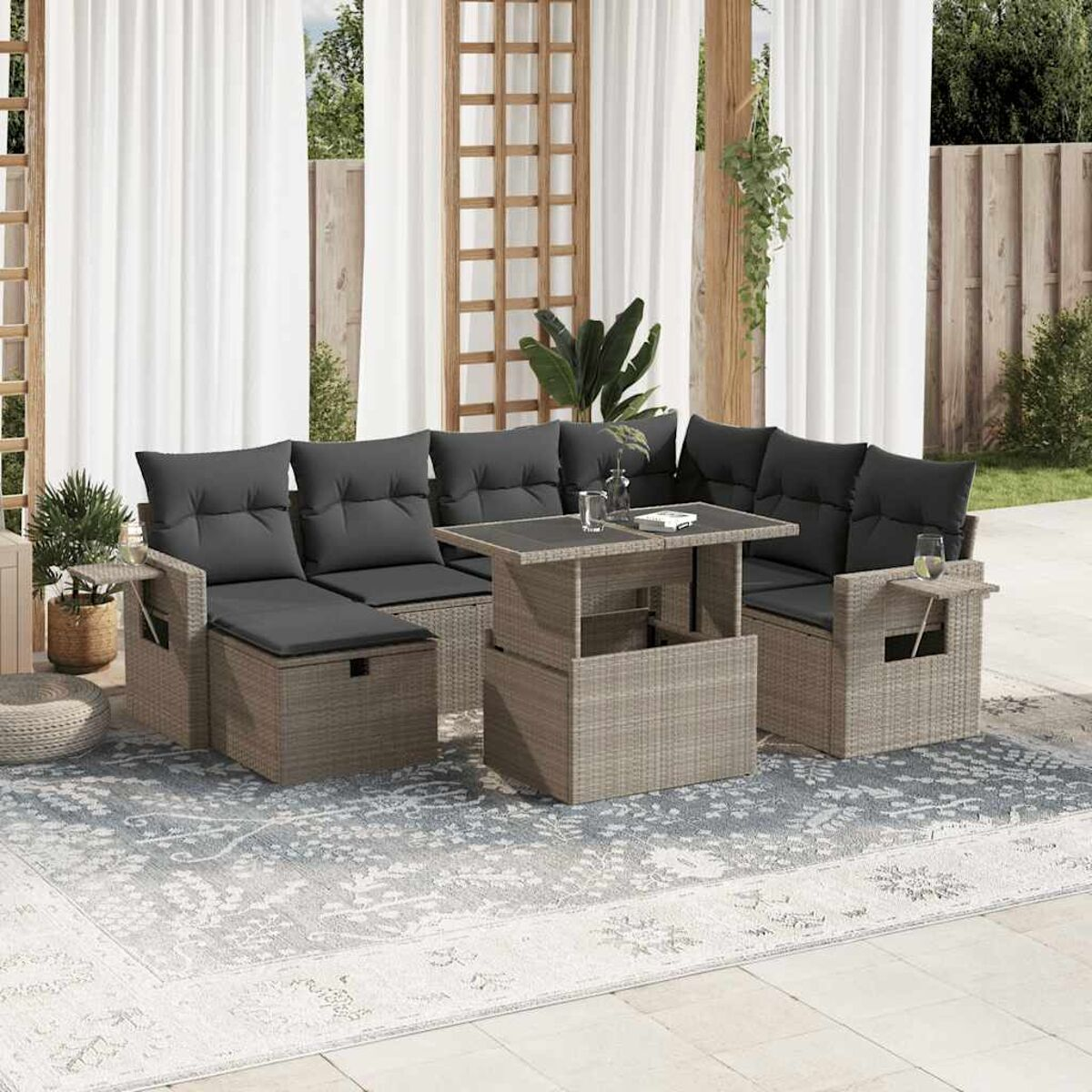 Graues Korbmöbel-Set für die Terrasse: Sofa, Tisch mit Hubplatte, hellgraue Kissen, Teppich.