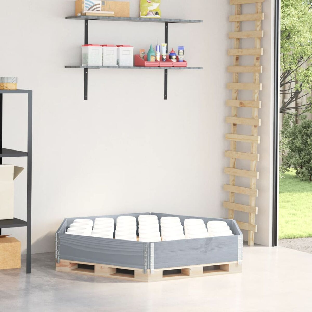 Un bancale di legno grigio con contenitori bianchi. Sopra ci sono scaffali con oggetti. Si vede una scala di legno.