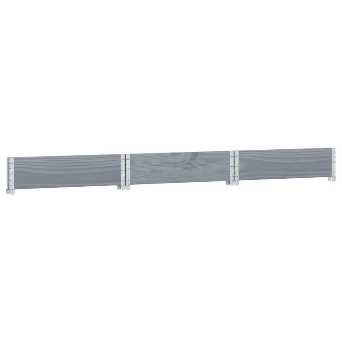 Una recinzione in legno grigio composta da assi orizzontali con strutture di supporto bianche.