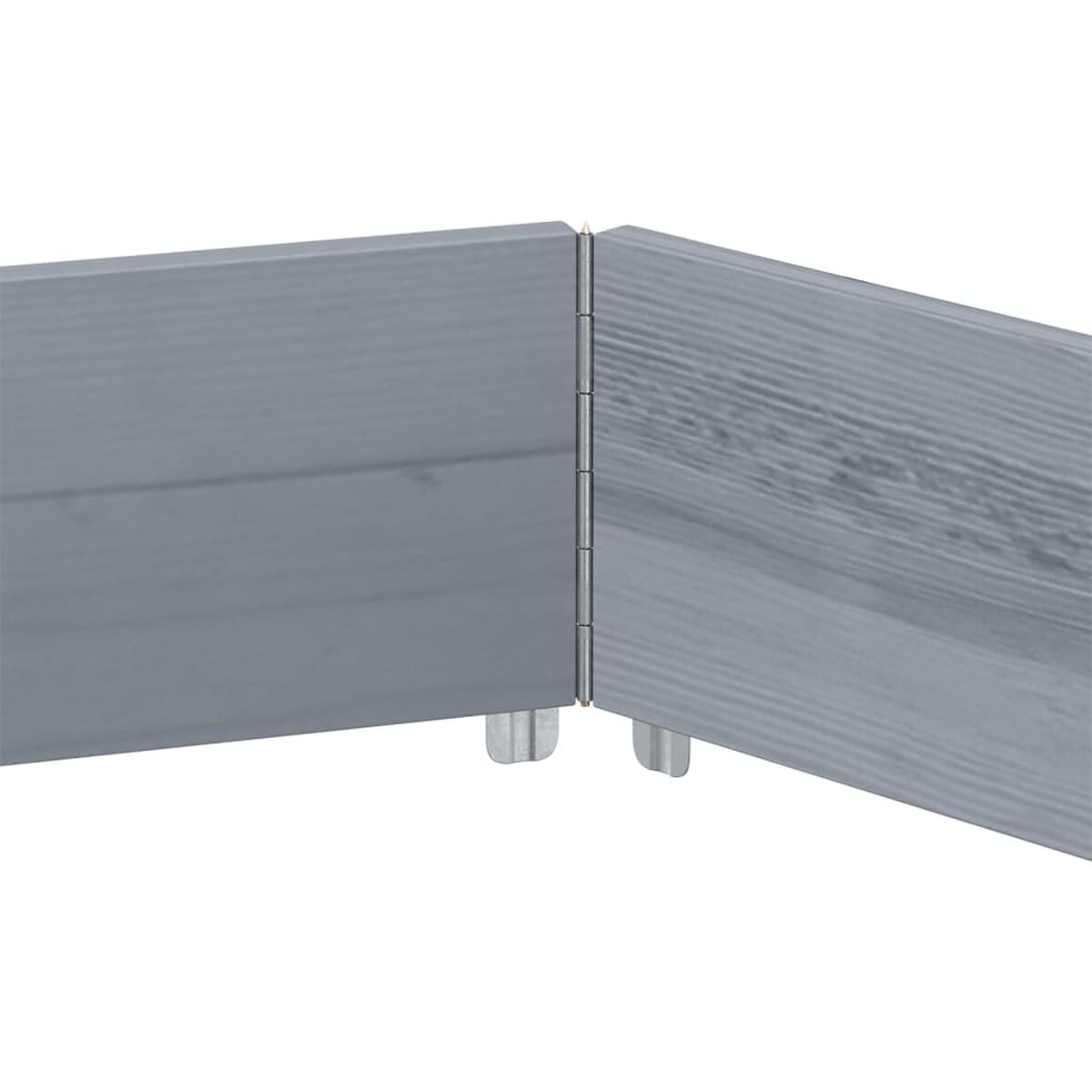 Due pezzi di assi di legno grigio collegati da una cerniera. Le assi sono angolate.