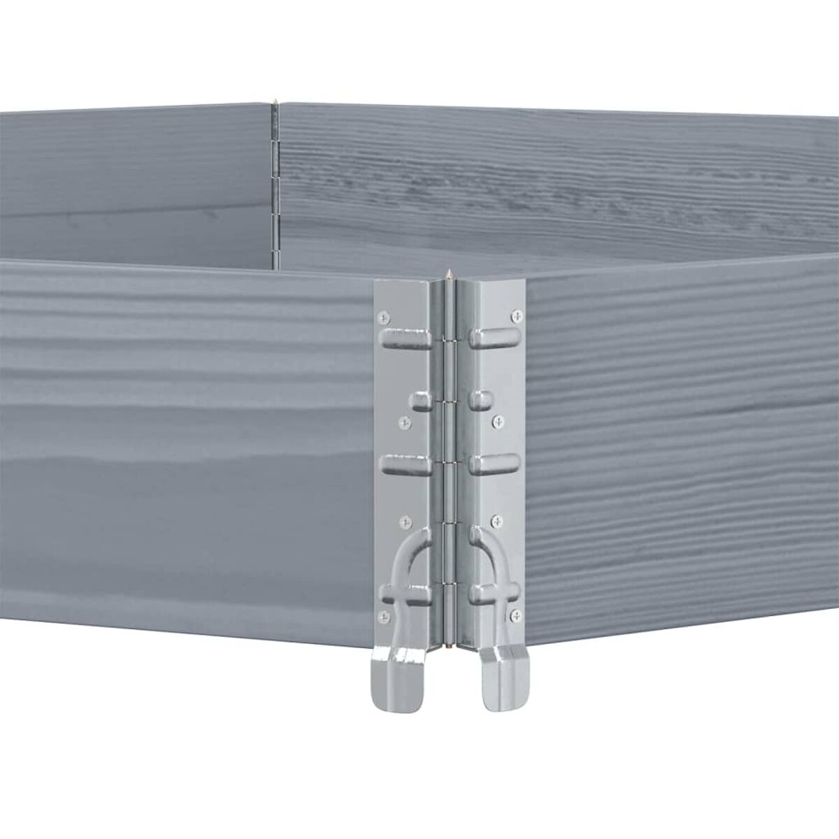 Primo piano di un angolo di una scatola di legno grigio. Cerniere metalliche visibili.