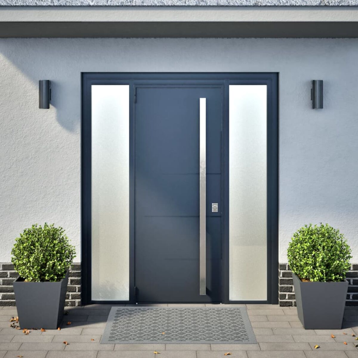 Moderne graue Haustür mit Milchglasfenstern und zwei kleinen grünen Blumentöpfen daneben.