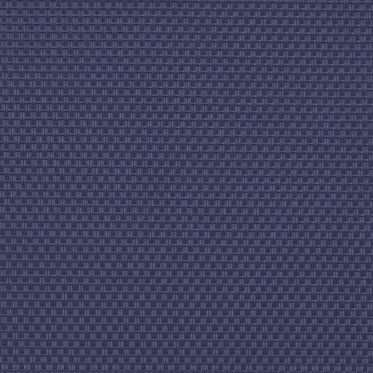 Un primo piano di un tessuto blu navy strutturato con un motivo quadrato ripetuto.