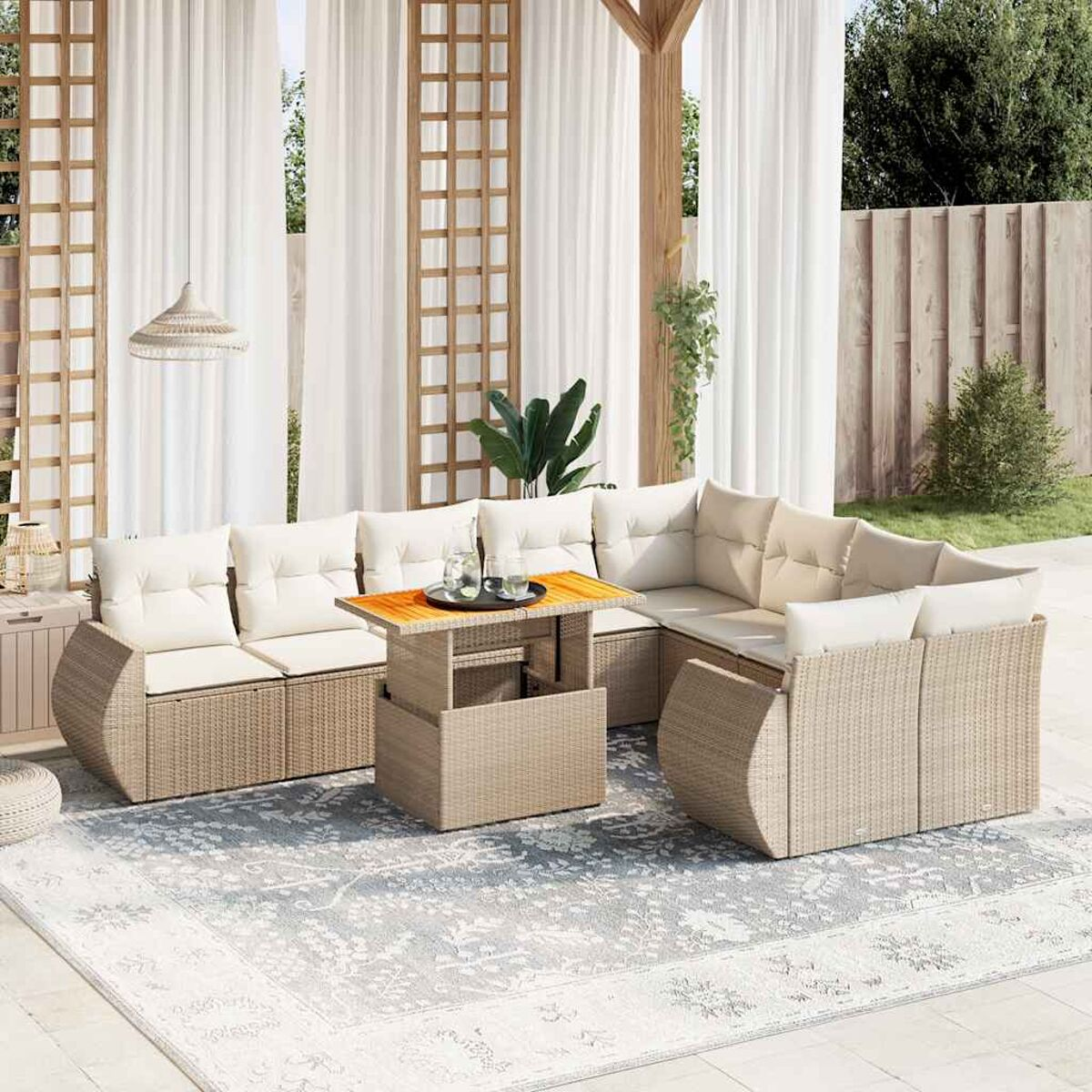 Beiges Geflechts-Ecksofa mit beigen Kissen. Holztisch in der Mitte. Weißer Vorhang-Hintergrund.