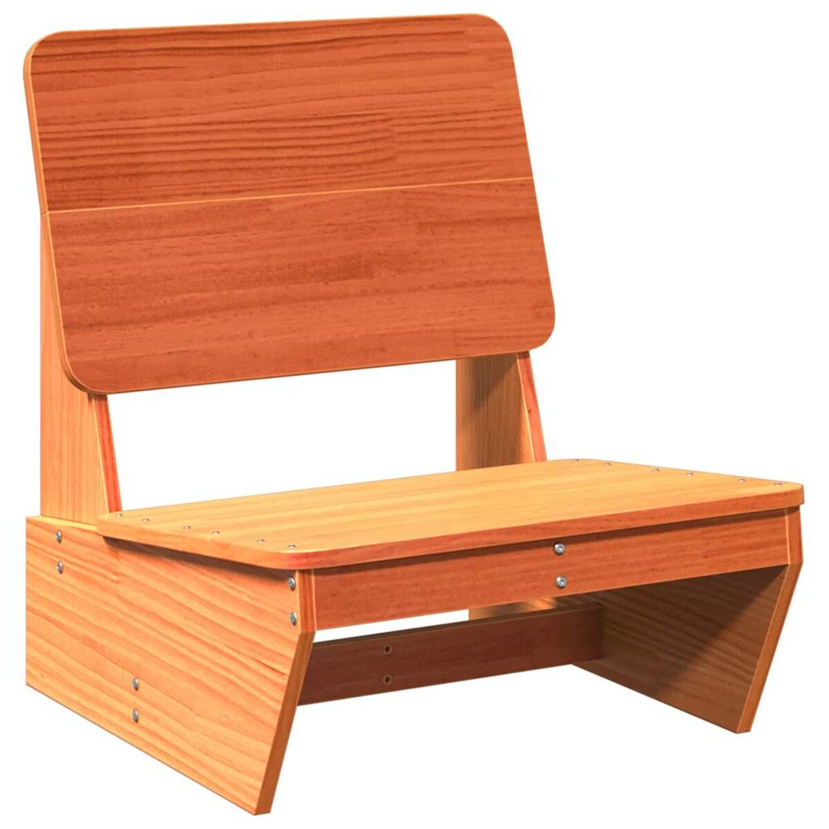 Einzelstuhl aus Holz mit hohem Rücken. Der Stuhl steht auf weißem Hintergrund.