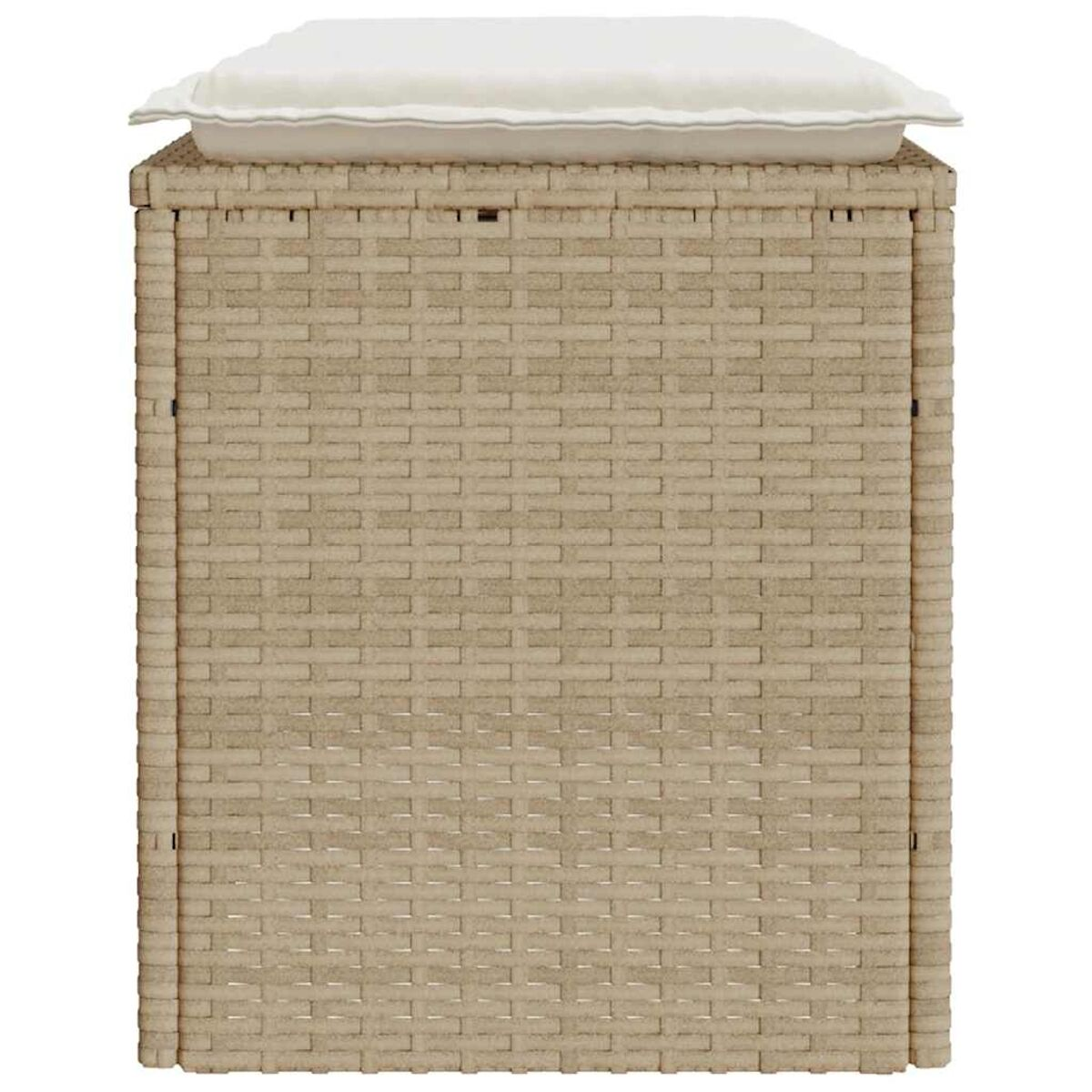 Contenitore in vimini con cuscino sopra. Colore beige, forma quadrata. Sfondo bianco.