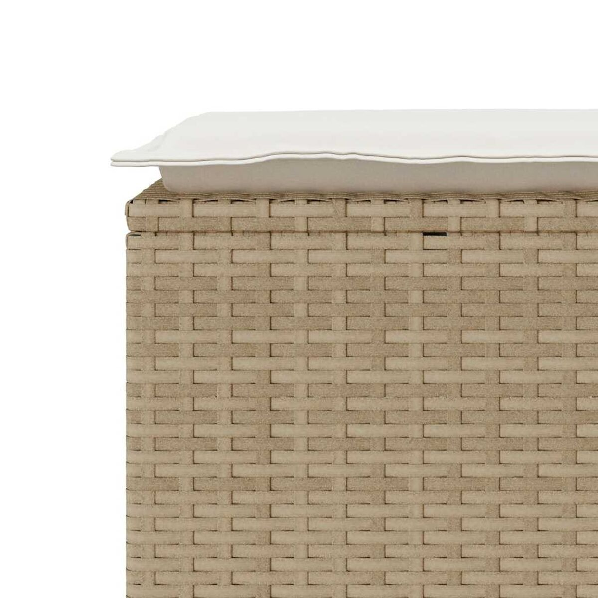 Primo piano di mobili in vimini beige con un cuscino bianco sopra.