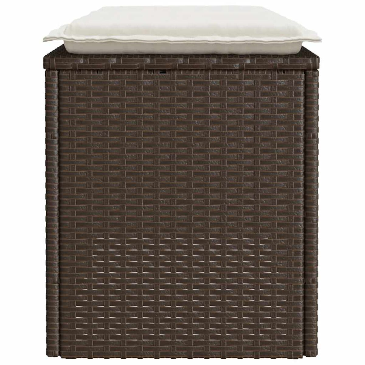 Contenitore marrone in vimini con cuscino bianco. Isolato su bianco.