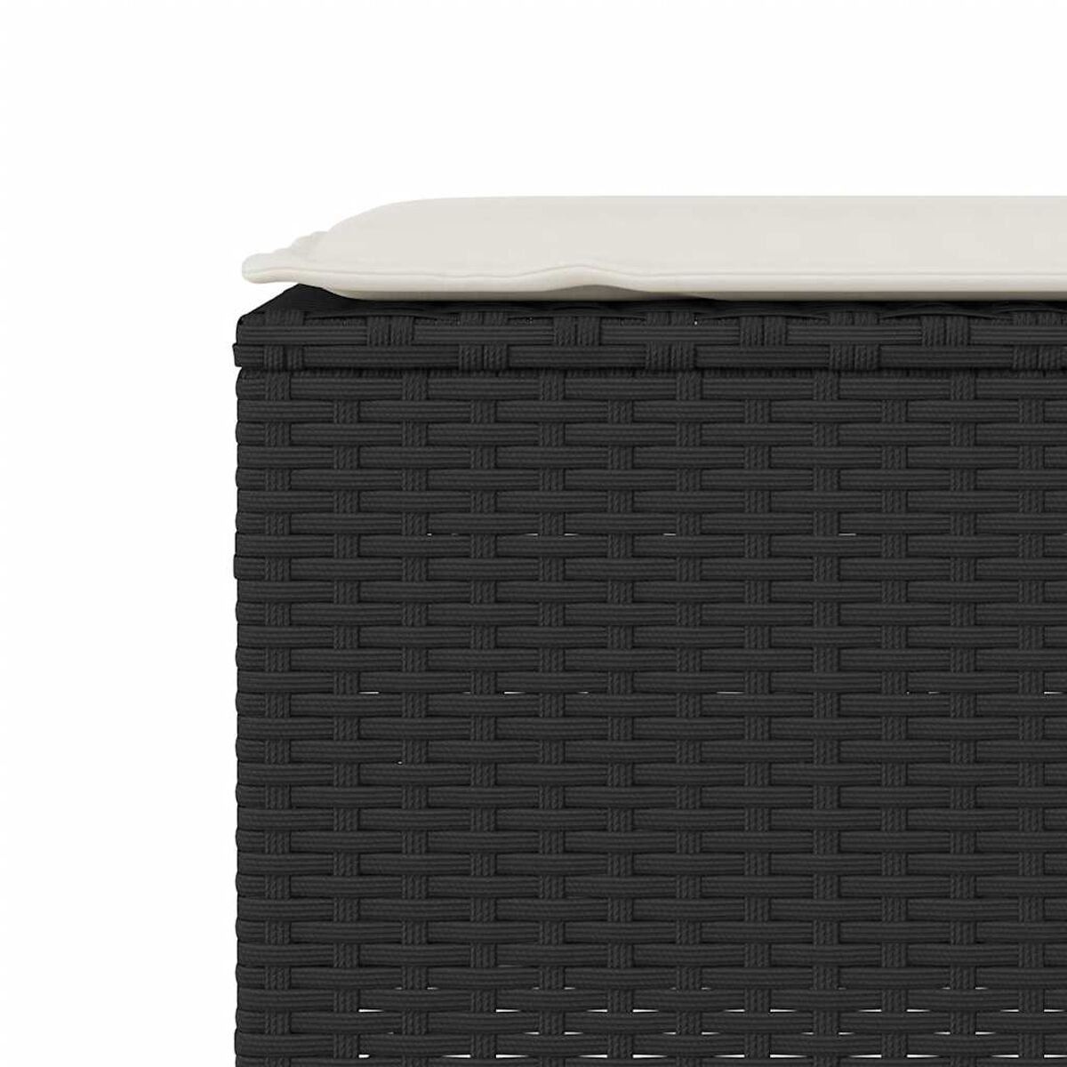 Primo piano di un contenitore nero intrecciato da esterno con cuscino bianco sopra.