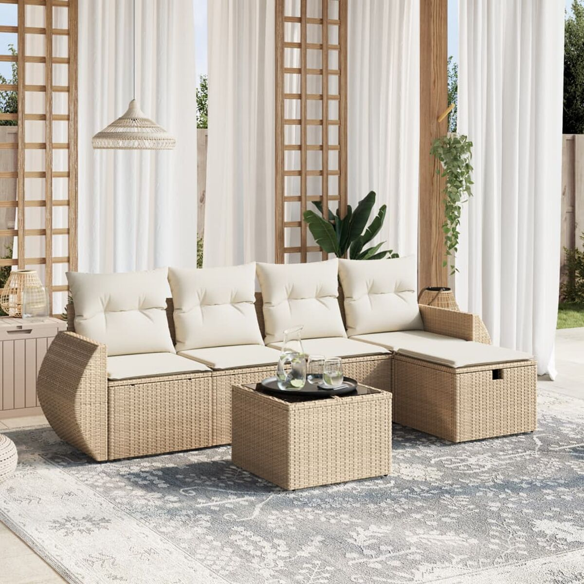 Beiges Korbsitzgruppen-Set mit Couchtisch auf grauem Teppich. Weiße Vorhänge.