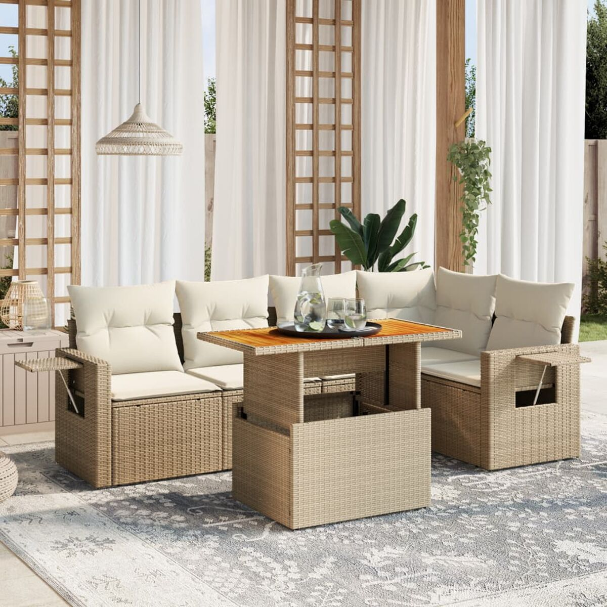 Un divano angolare beige in vimini con un tavolo in legno, bicchieri e bevande. Tende bianche e piante sullo sfondo.