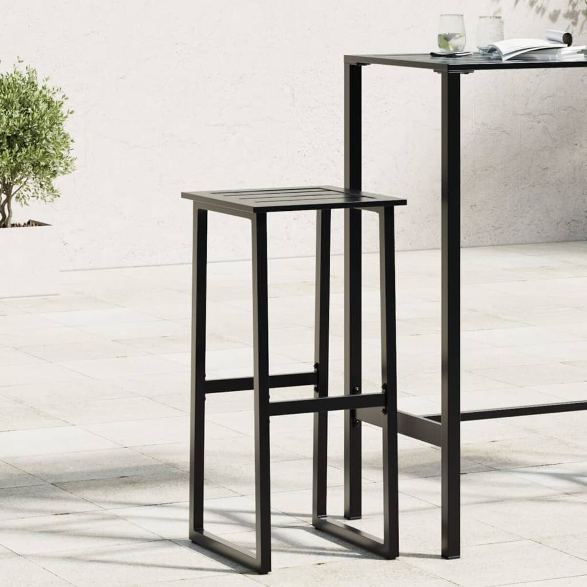 Sgabello da bar in metallo nero. Lo sgabello ha un sedile quadrato e un poggiapiedi.