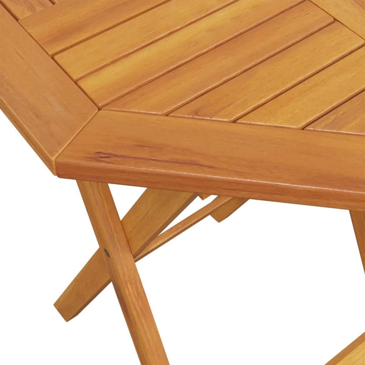 Holztisch mit gekreuzten Beinen. Er ist braun und hat eine flache Oberseite. Der Tisch steht vor weißem Hintergrund.