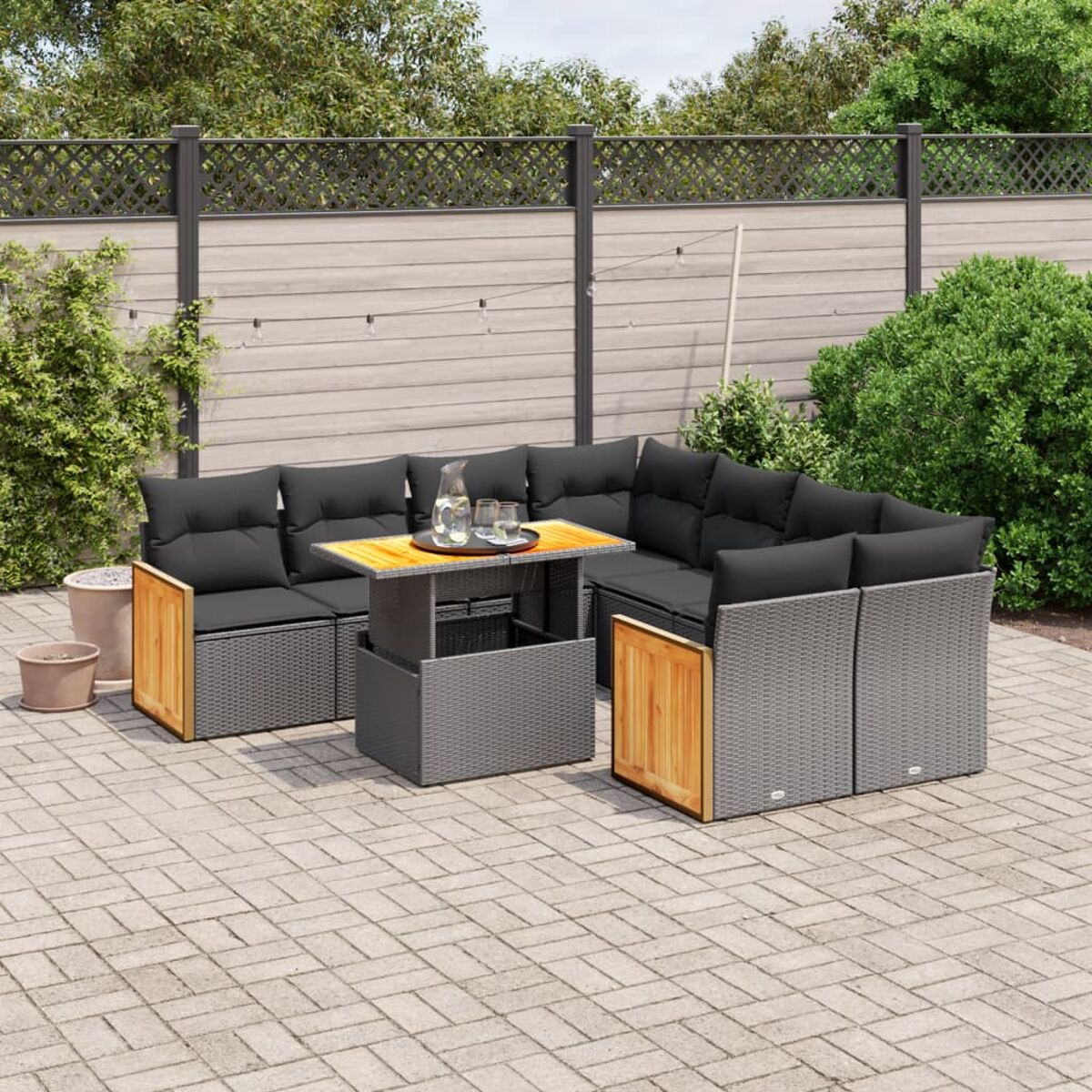 Graues Outdoor-Ecksofa mit Hubtisch, schwarzen Kissen und Holzakzenten.
