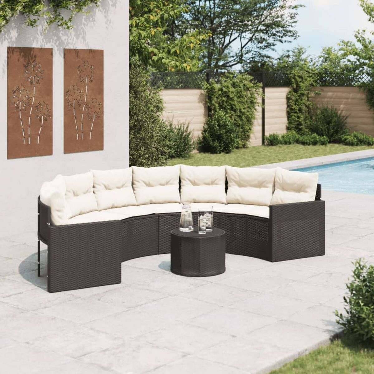 Divano curvo in rattan nero con cuscini beige a bordo piscina.