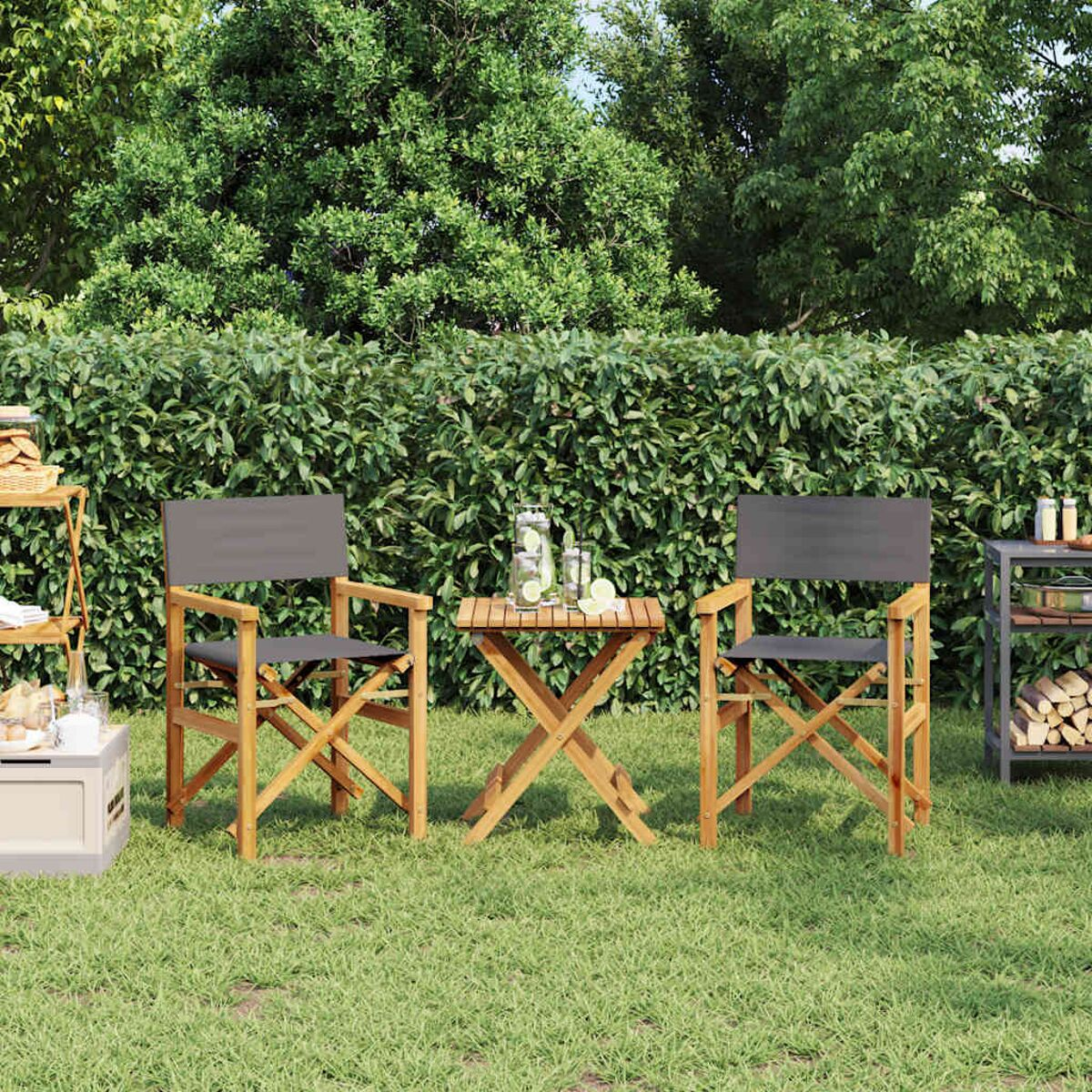 Zwei Holzregiestühle, ein kleiner Tisch und ein Holzregal im Garten.