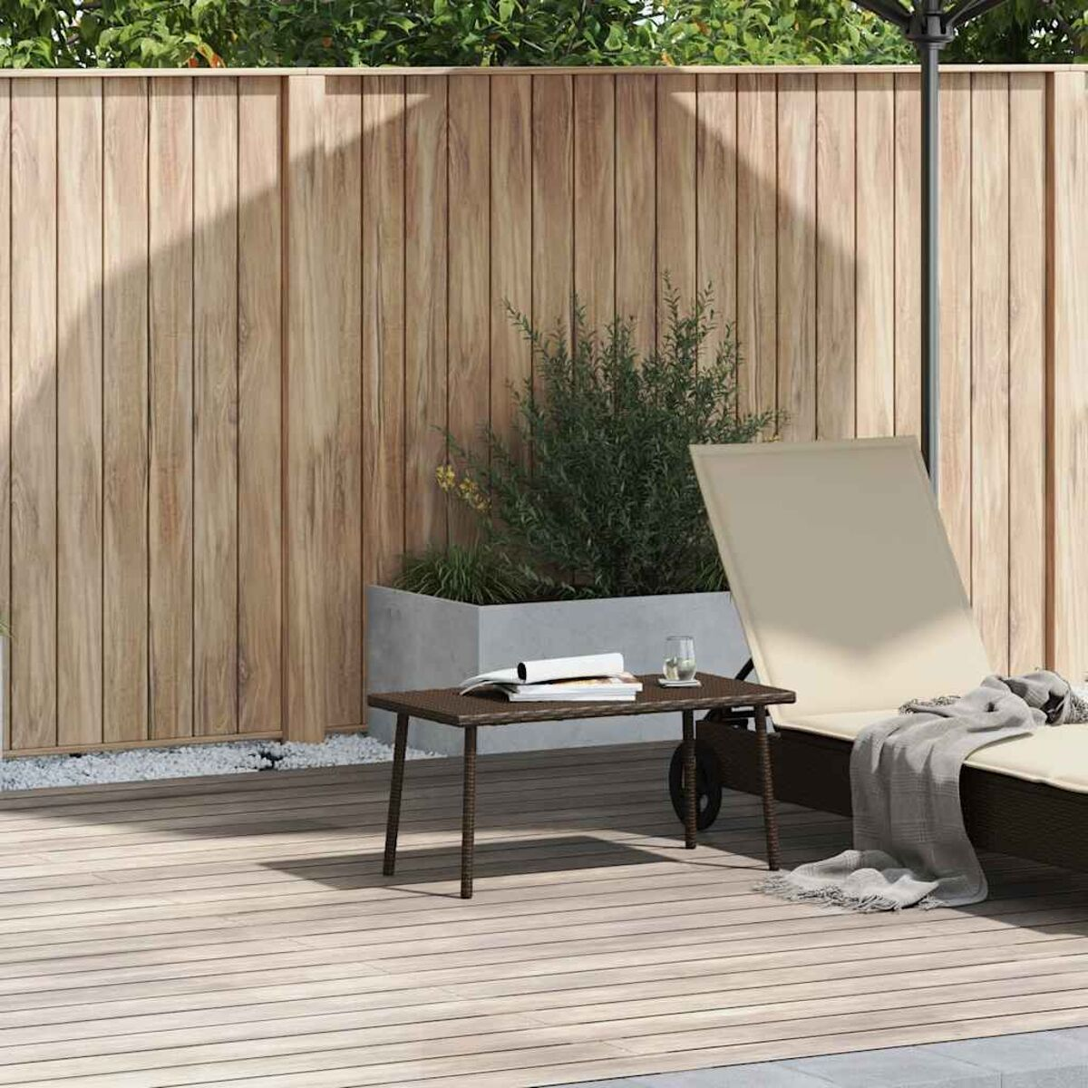 Holzdeck mit Liegestuhl, Tisch und Zaun. Hintergrund: Pflanzen, Sonnenlicht.