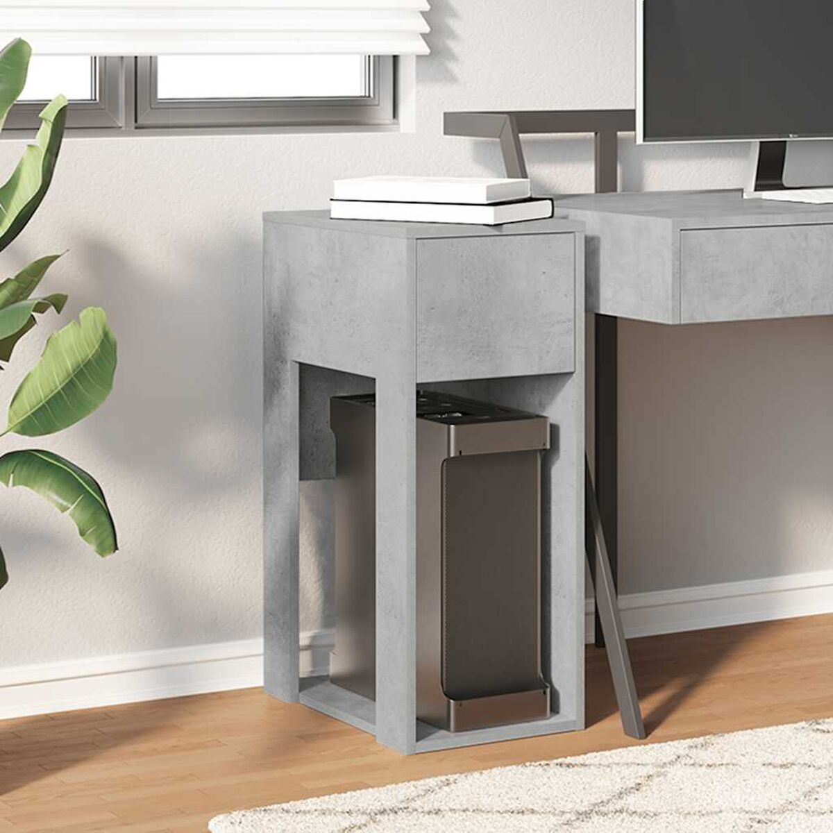 Ein hellgrauer Schreibtisch mit Schrank, schwarzem Computer und weißem Teppich.