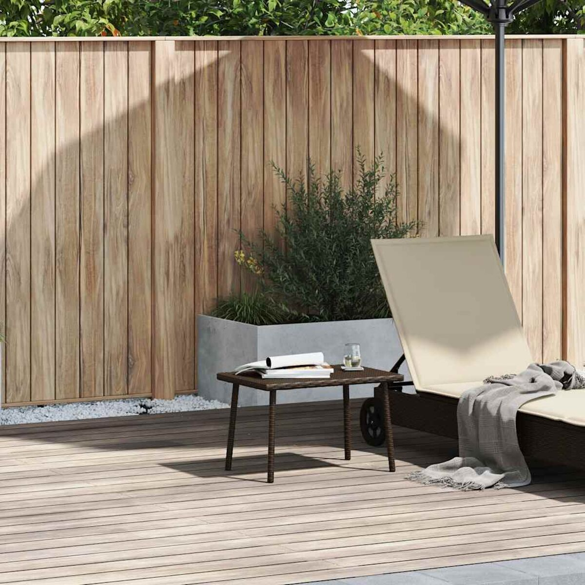 Holzdeck mit Tisch, Stuhl und Sonnenschirm. Holzzaun und Pflanzen im Hintergrund.