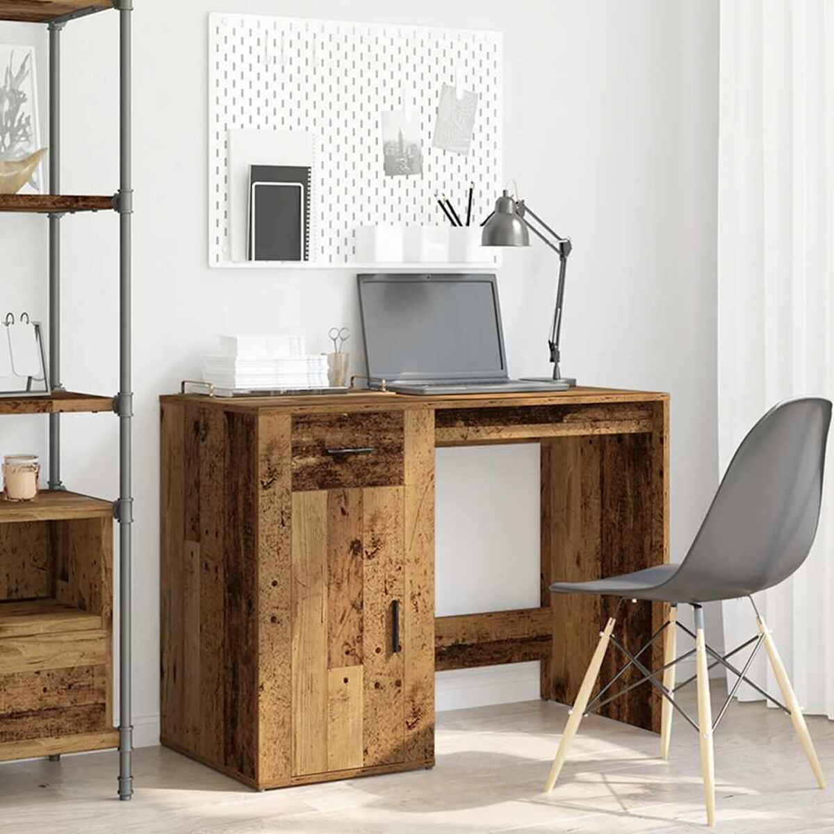 Ein Holzschreibtisch mit Computer und Zubehör. Ein Stuhl und ein Regal im Hintergrund.