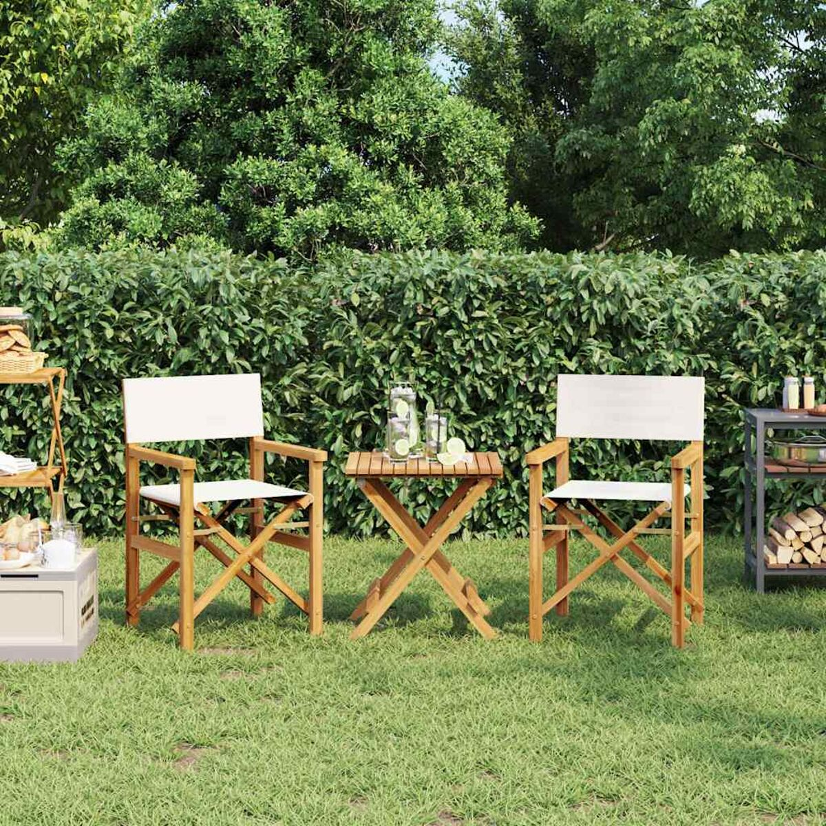 Eine Gartenszene mit zwei Holzstühlen und einem Tisch, umgeben von grünen Hecken.