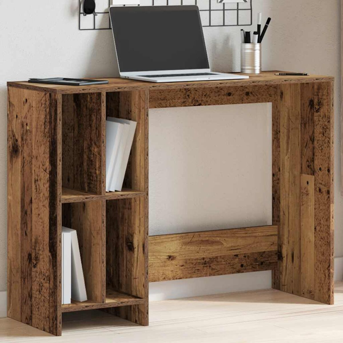 Holzschreibtisch mit Büchern und Laptop. Enthält Regale auf der linken Seite.