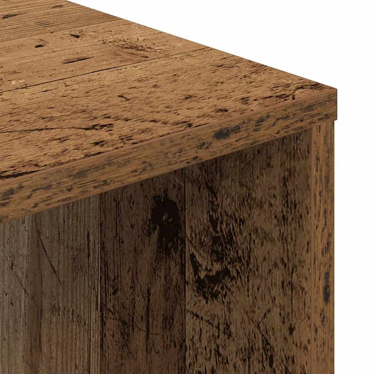 Nahaufnahme einer Holzoberfläche. Zeigt die Kante einer Holzstruktur mit sichtbarer Maserung.