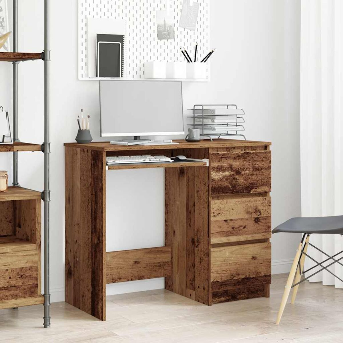 Ein Holzschreibtisch mit Schubladen, einem Computer und anderen Büroartikeln wird in einem Raum gezeigt.