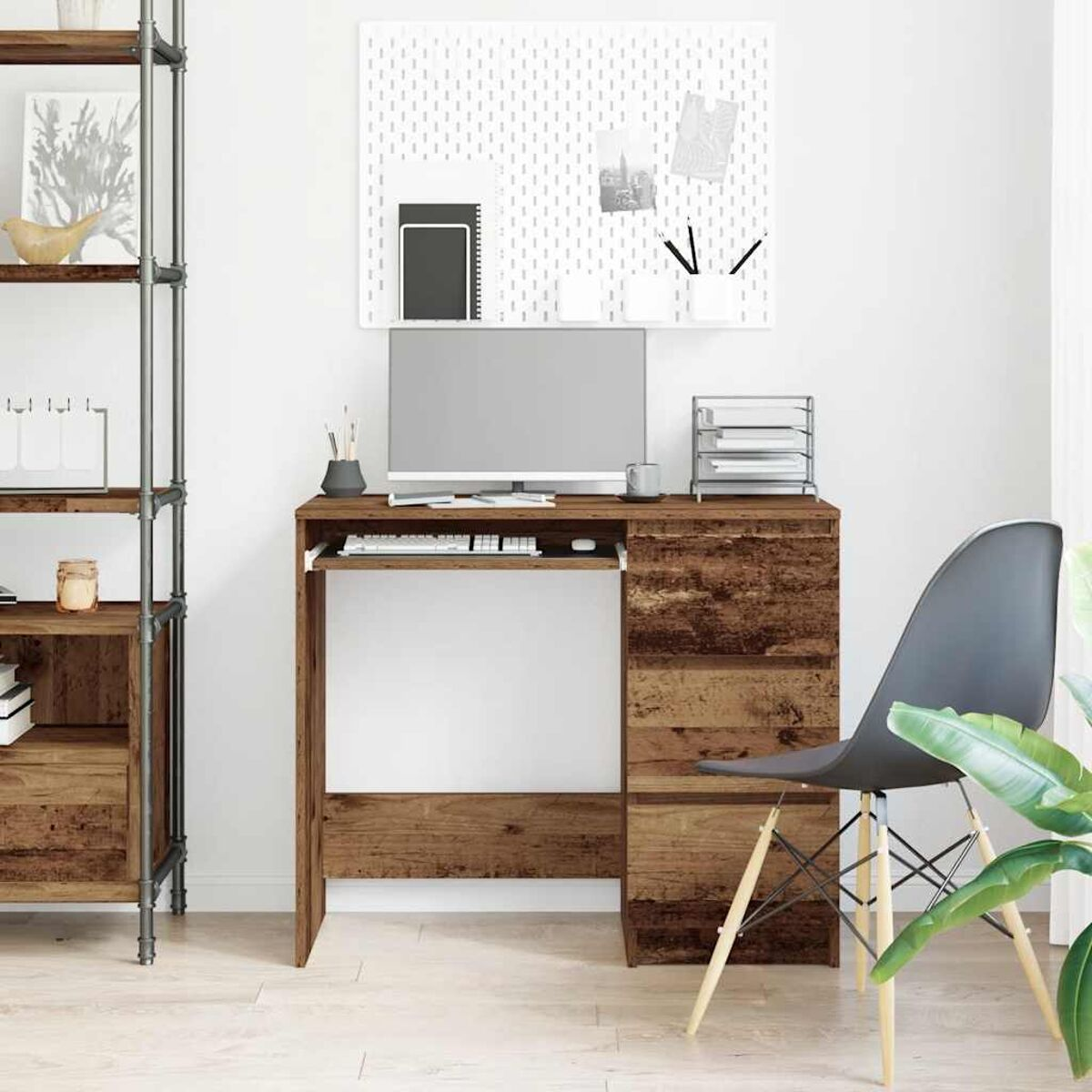 Holzschreibtisch mit Schubladen, Tastaturablage und Monitor. Inklusive Stuhl, Regal und Pinnwand.