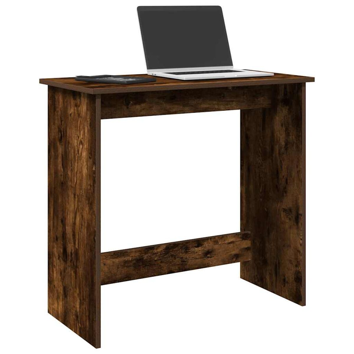 Ein kleiner Holzschreibtisch mit Laptop und Taschenrechner. Der Schreibtisch ist dunkel.