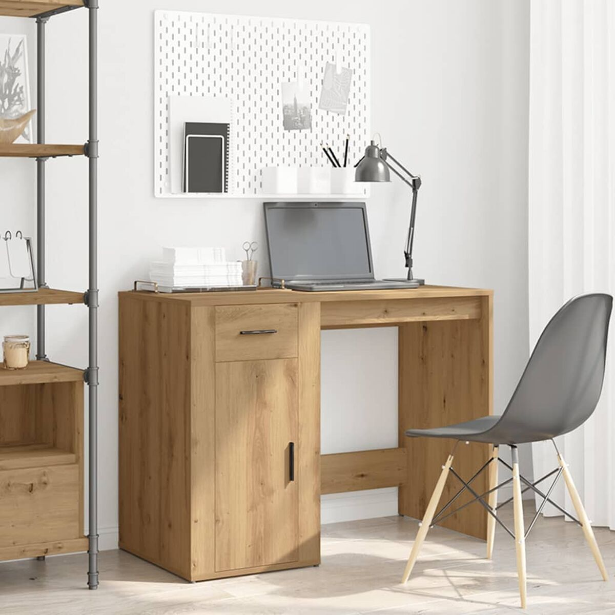 Holzschreibtisch mit Laptop, Lampe und Stuhl. Es gibt eine Lochwand und ein Bücherregal.