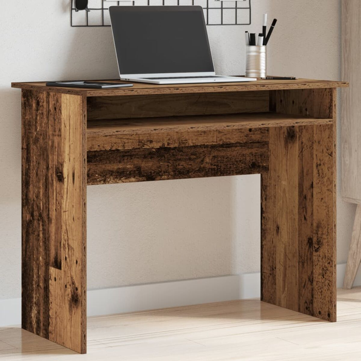Holzschreibtisch mit Laptop und Büromaterial. Der Schreibtisch hat ein rustikales Aussehen.