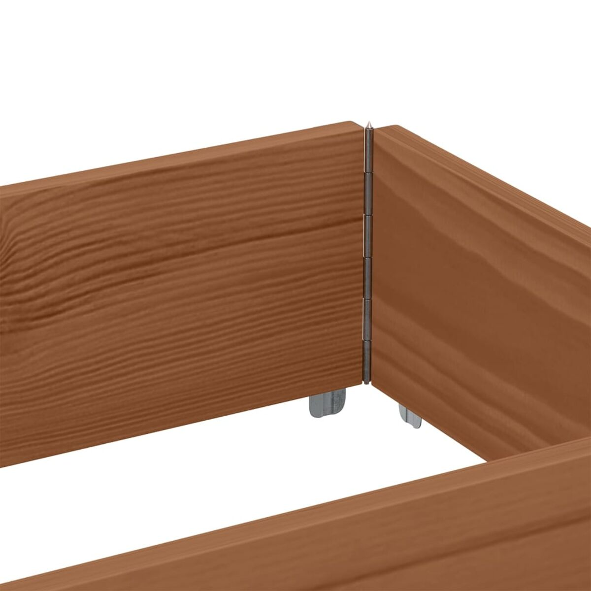 Primo piano dell'angolo in legno di una scatola. Cerniere metalliche visibili.