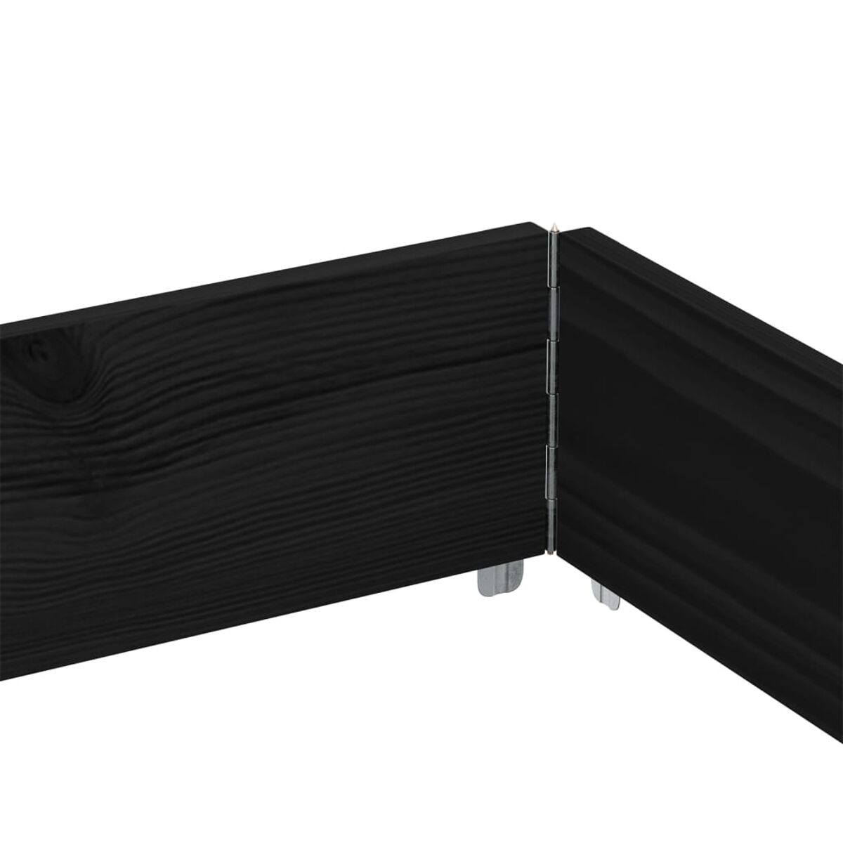 Primo piano di un giunto angolare in legno nero, che mostra le venature del legno e il connettore metallico.