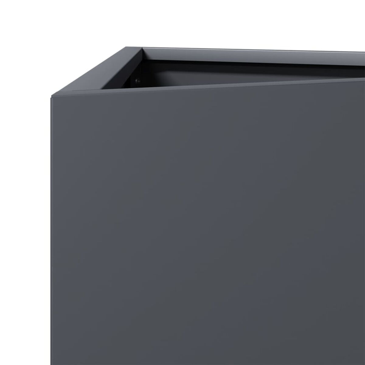 Dunkelgrauer quadratischer Pflanzkübel. Nahansicht. Einfaches Design, zeigt eine Ecke der Box.