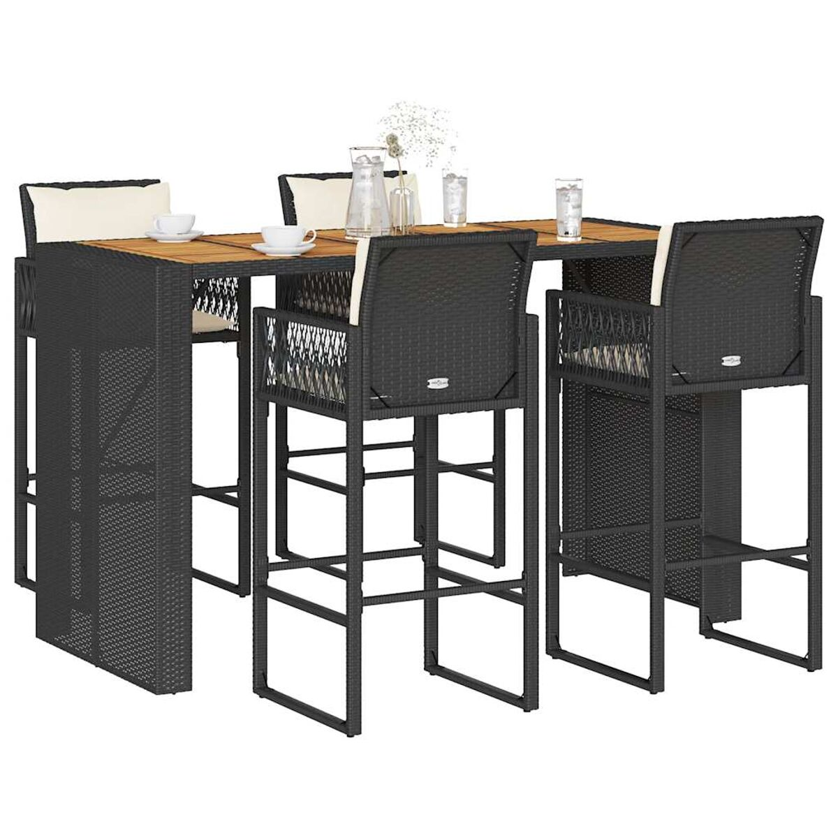 Schwarzes Bar-Set aus Korbgeflecht mit Stühlen und Tisch. Weiße Kissen auf Stühlen.
